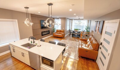 Luxury 9 BR, Villa Mins from Downtown and the Lake.