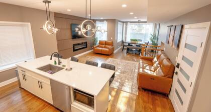 Luxury 6Bedroom, 4.5 Bathroom Home Mins from Downtown and the Lake