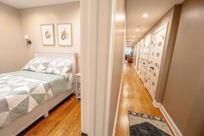 6 bedrooms, iron/ironing board, internet, bed sheets