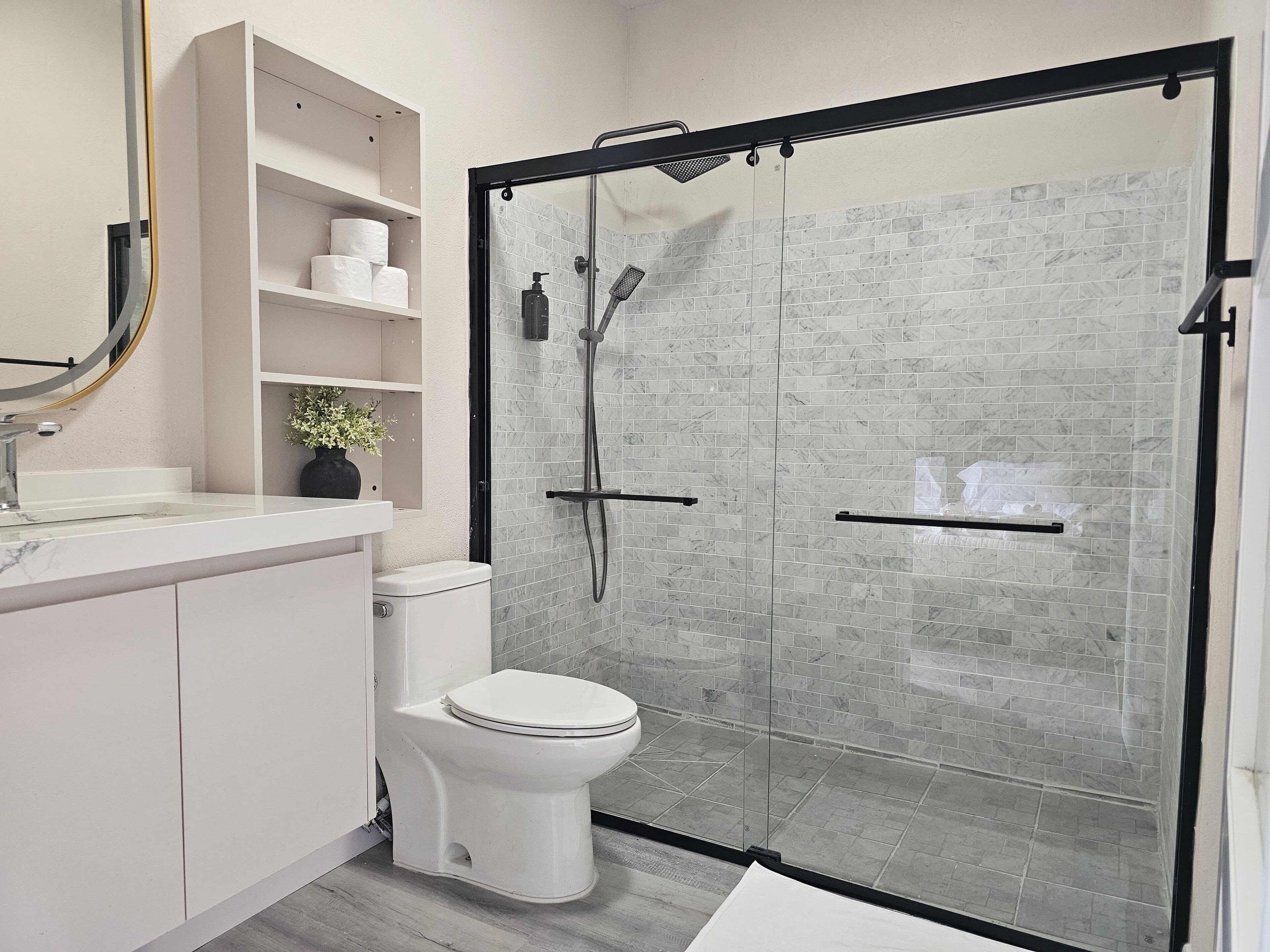 Artículos de higiene personal gratuitos, secador de pelo y toallas