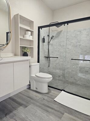 Artículos de tocador gratuitos, secador de pelo, toallas, jabón