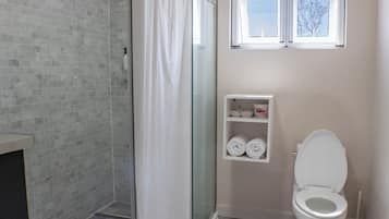 Amenidades de baño gratuitas, secadora de cabello, toallas, jabón