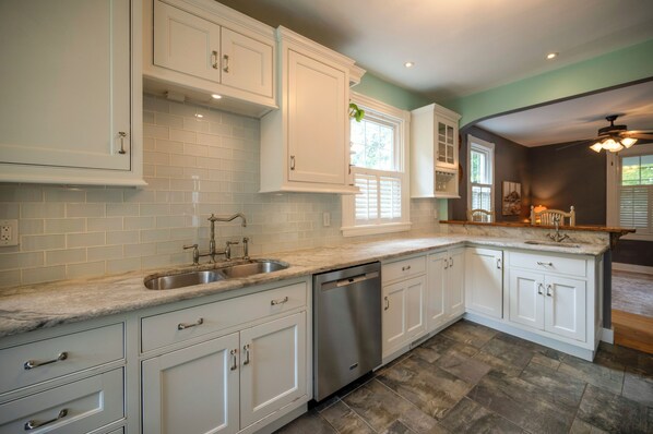 Microwave, oven, stovetop, dishwasher - Richmond, VA 1930's Bungalow with a water view! Close to Lewis Ginter, VMFA,etc. (Richmond)