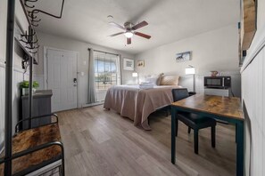 1 bedroom, Internet, bed sheets - Boutique hotel in historic downtown Ocala: King (Ocala)