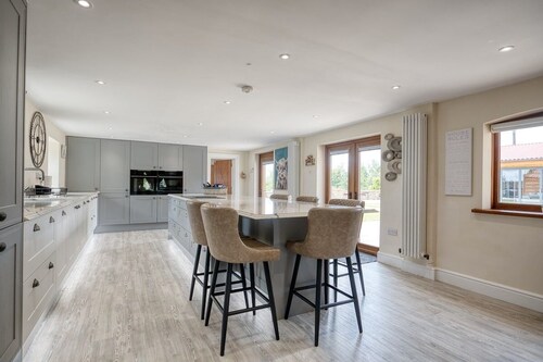 The Oak, Country Home, Sleeps 4 with Hot Tub