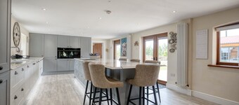 The Oak, Country Home, Sleeps 4 with Hot Tub