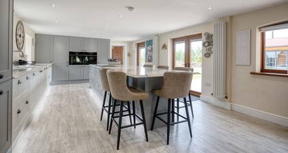 The Oak, Country Home, Sleeps 4 with Hot Tub