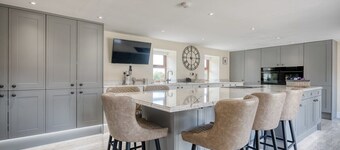 The Oak, Country Home, Sleeps 4 with Hot Tub