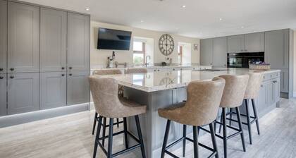 The Oak, Country Home, Sleeps 4 with Hot Tub