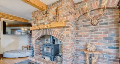 The Barn, Luxury Country Home Sleeps 6 Hot Tub