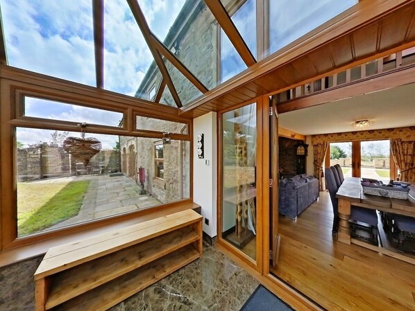 Interior - The Barn, Luxury Country Home Sleeps 6 Hot Tub (Oakenshaw)