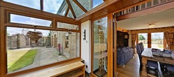 The Barn, Luxury Country Home Sleeps 6 Hot Tub