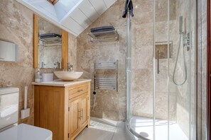 Een haardroger, handdoeken