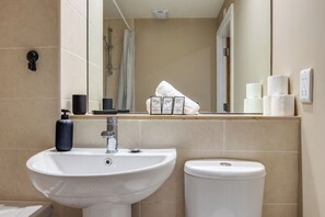 Séchoir à cheveux, serviettes fournies, savon, papier de toilette