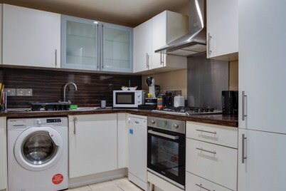 Bright & Spacious 2BR Apt City Centre + Secured Parking