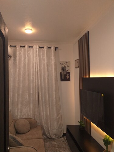 Your Cozy 1-bedroom, for short or long stays; minutes from the ocean and dining!