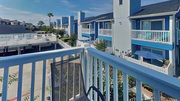 Condo (2 Bedrooms) | Property amenity