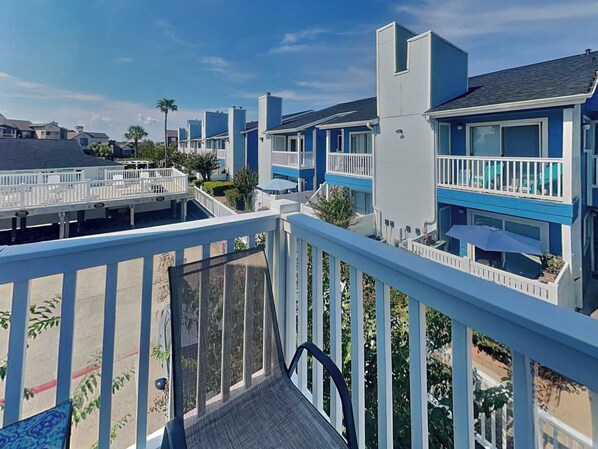 Un hôtel situé sur la côte, doté de balcons, d’un espace piscine et offrant une vue dégagée sur l’océan.