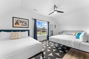 House, Multiple Beds, Hot Tub, Partial Lake View (Pineapple Pointe)