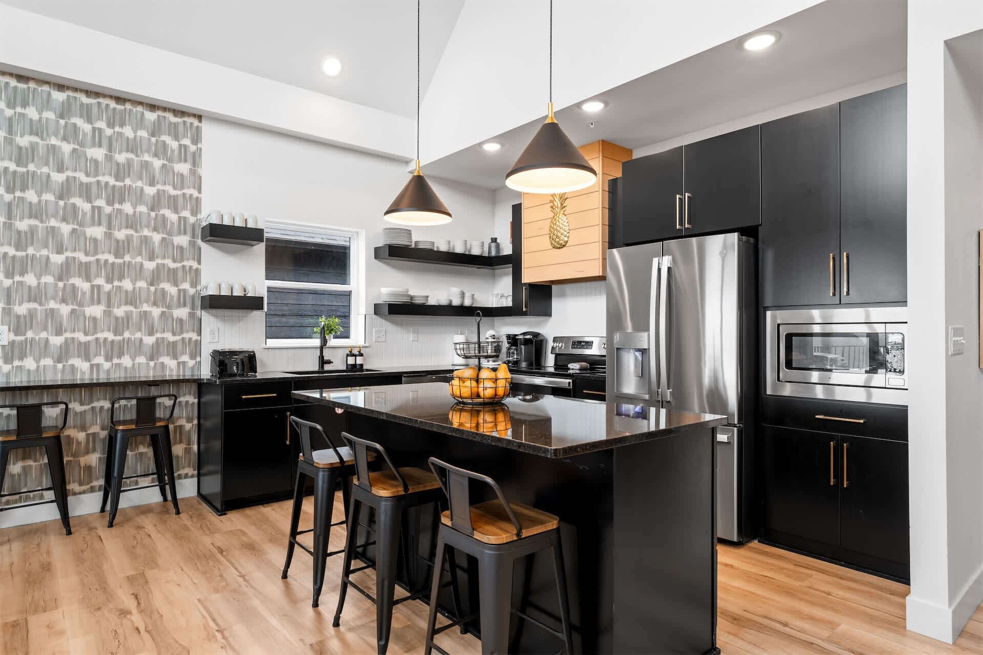 Nhà, nhiều giường, bồn tắm nước nóng, quang cảnh một phần hồ (Pineapple Pointe) | Bếp riêng | Tủ lạnh, lò vi sóng, lò nướng, bếp nấu 