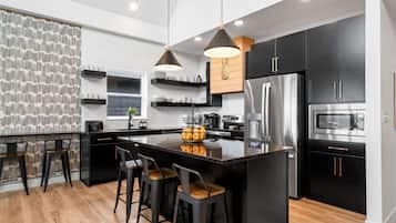 Nhà, nhiều giường, bồn tắm nước nóng, quang cảnh một phần hồ (Pineapple Pointe) | Bếp riêng | Tủ lạnh, lò vi sóng, lò nướng, bếp nấu