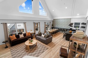 House, Multiple Beds, Hot Tub, Partial Lake View (Pineapple Pointe) | Living area