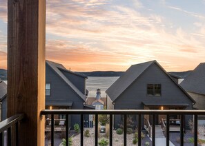 Casa, varias camas, hidromasaje, vista parcial al lago (Pineapple Pointe) | Vista desde la habitación