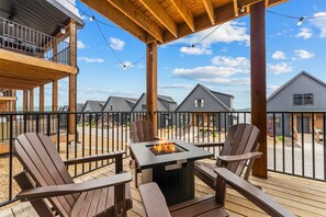 House, Multiple Beds, Hot Tub, Partial Lake View (Pineapple Pointe) | Outdoor dining