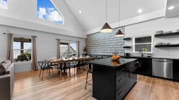 House, Multiple Beds, Hot Tub, Partial Lake View (Pineapple Pointe) | Dining