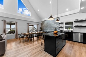 House, Multiple Beds, Hot Tub, Partial Lake View (Pineapple Pointe) | Dining