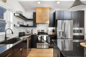 House, Multiple Beds, Hot Tub, Partial Lake View (Pineapple Pointe) | Private kitchen | Fridge, microwave, oven, stovetop