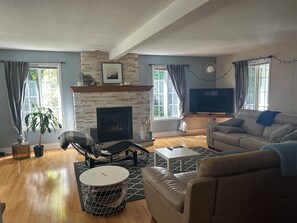 TV, fireplace - Wonderfull big country house with hobby farm (L'Ange-Gardien)