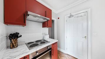 Frigorífico, microondas, horno y placa de cocina