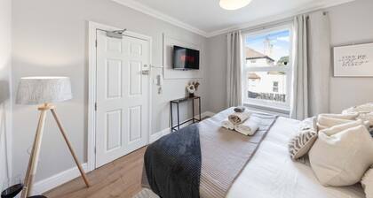 Long Stay Ready | King Bed | Kitchen | WiFi | Town