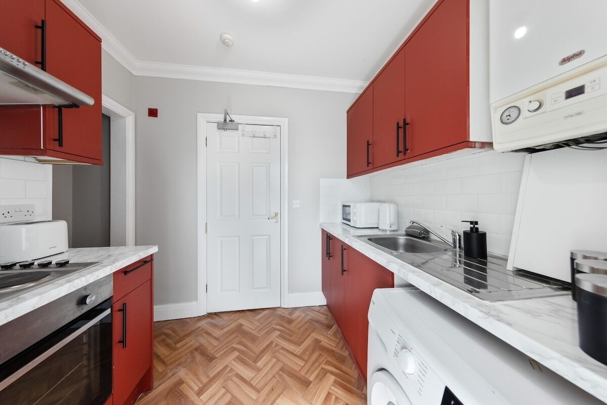 Een koelkast, een magnetron, een oven, een kookplaat