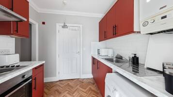 Een koelkast, een magnetron, een oven, een kookplaat