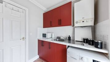 Frigorífico, microondas, horno y placa de cocina