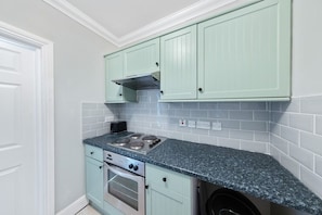 Fridge, microwave, oven, stovetop - Modern King Bed WiFi Kitchen Perfect for Long Stay (Kent)