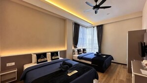 Quarto de hotel moderno com duas camas, um ventilador de teto e uma janela grande com cortinas.