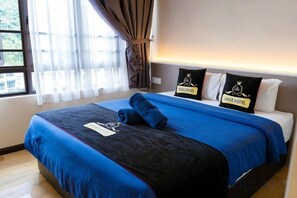 Una habitación de hotel con una cama grande, una ventana con cortinas y un cartel en la pared.