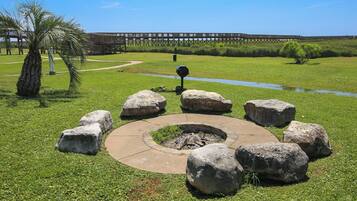 Condo (2 Bedrooms) | Property amenity