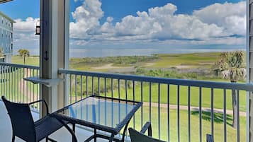 Condo (2 Bedrooms) | Front of property