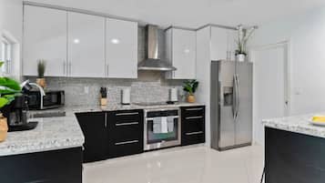 Een koelkast, een magnetron, een oven, een kookplaat