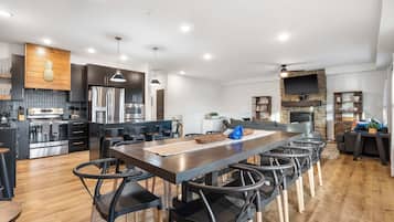 House, Multiple Beds, Hot Tub, Partial Lake View (Pineapple Shores) | Dining