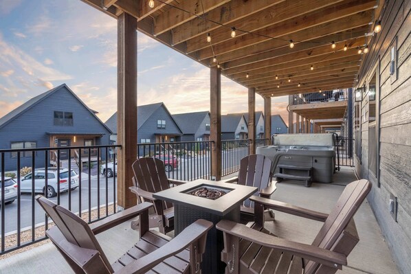 House, Multiple Beds, Hot Tub, Partial Lake View (Pineapple Shores) | Outdoor dining