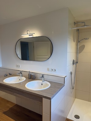Douche, séchoir à cheveux, serviettes fournies, savon