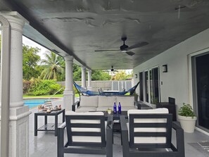 Outdoor dining - Nice room with private bathroom in a great location. (Miami)