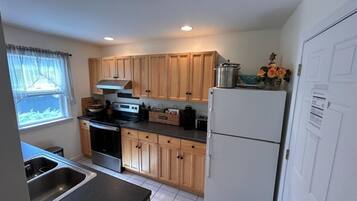 Kylskåp, mikrovågsugn, ugn och diskmaskin