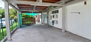 المنطقة المحيطة بالمنشأة