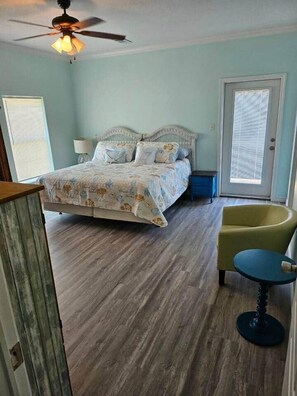 3 bedrooms, iron/ironing board, WiFi - Seahorse Sea Fish Camp Sleeps 16 (Bolivar Peninsula)